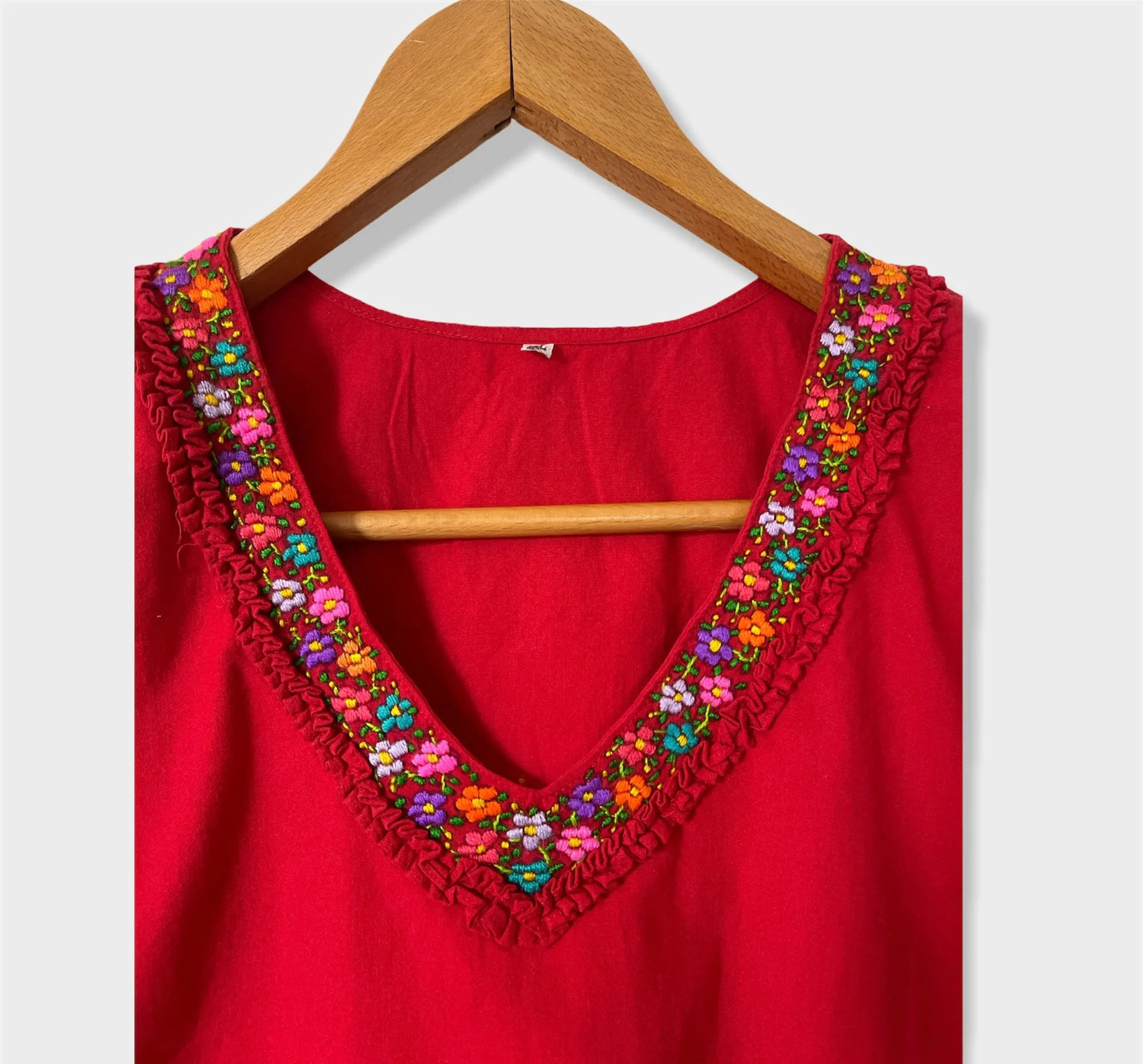 2XL Flower Embroidered Top made in El Salvador-Blusa/Camisa hecha en El Salvador
