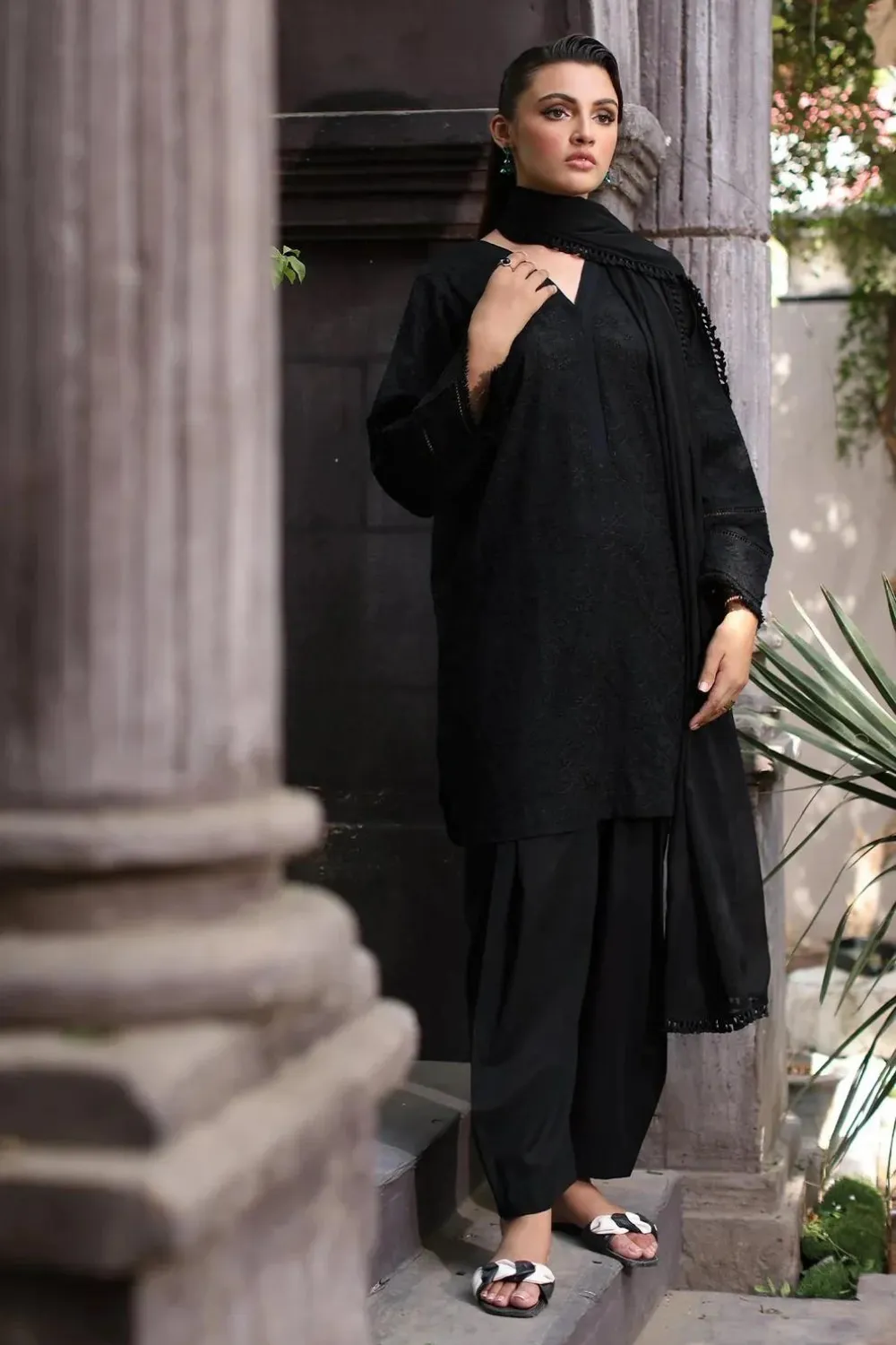 3PC LAWN EMBROIDERED Q668