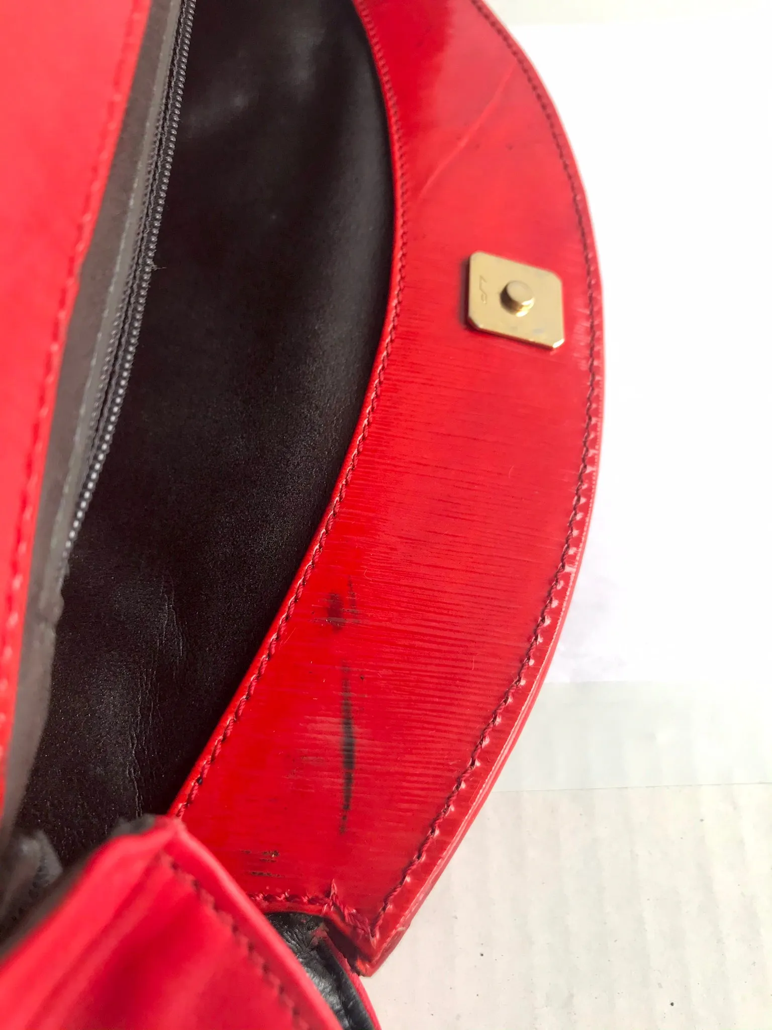 80's vintage FENDI red patent enamel and nappa leather oval round shape shoulder purse. Can be a clutch, pouch bag as well