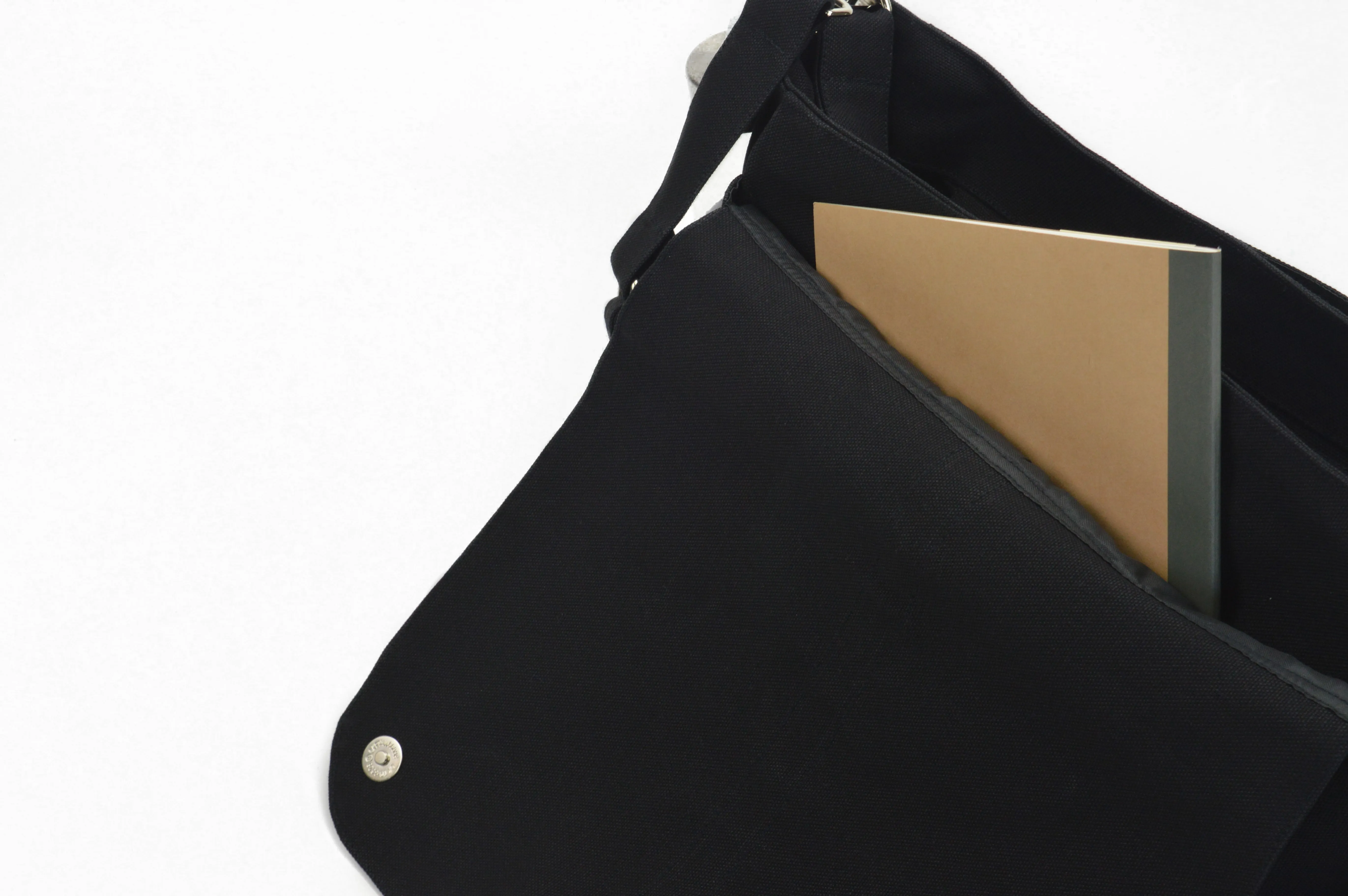 Daniel 18 Black | Messenger Bag