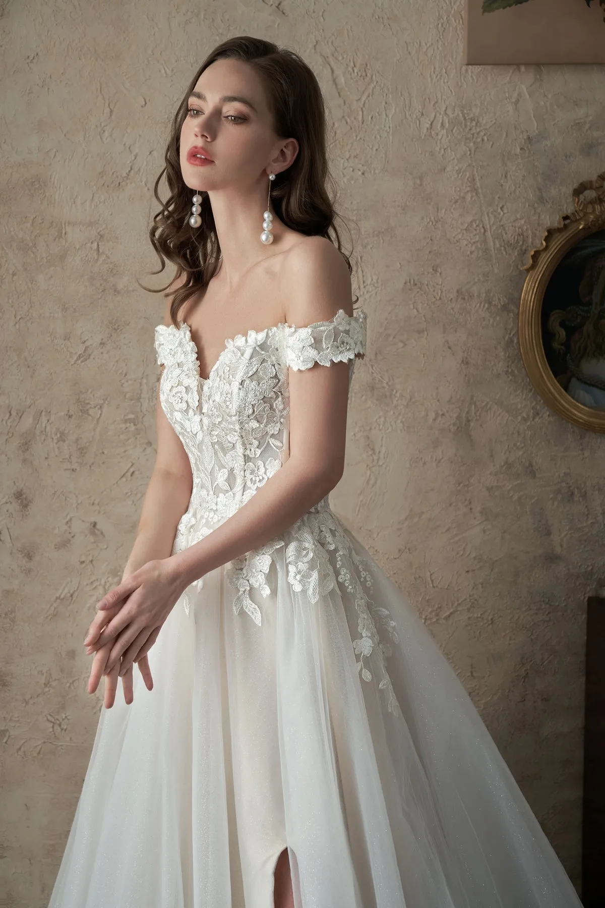 Dannie off shoulder Ivory/Champagne wedding gown s6-8 Express NZ wide