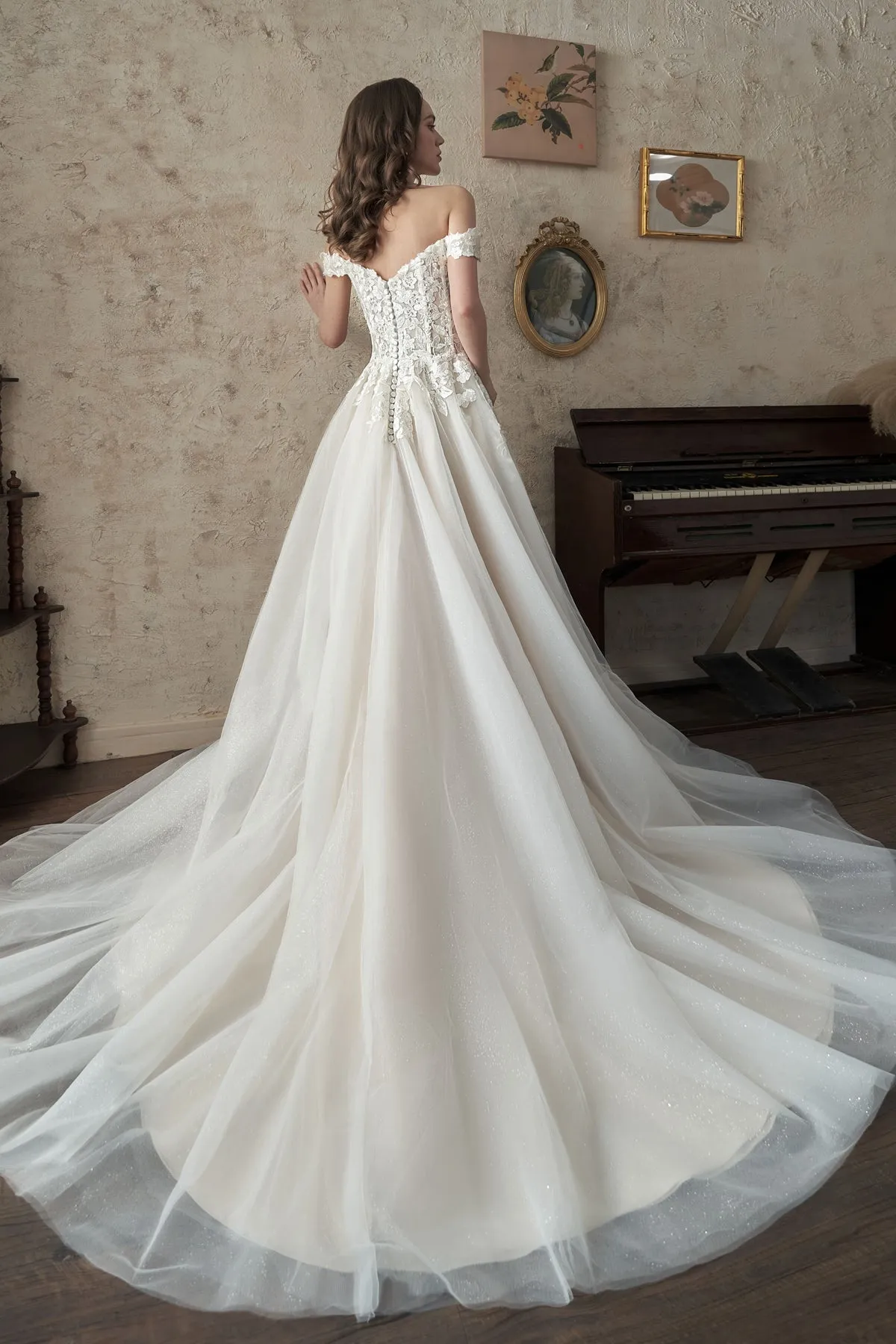 Dannie off shoulder Ivory/Champagne wedding gown s6-8 Express NZ wide