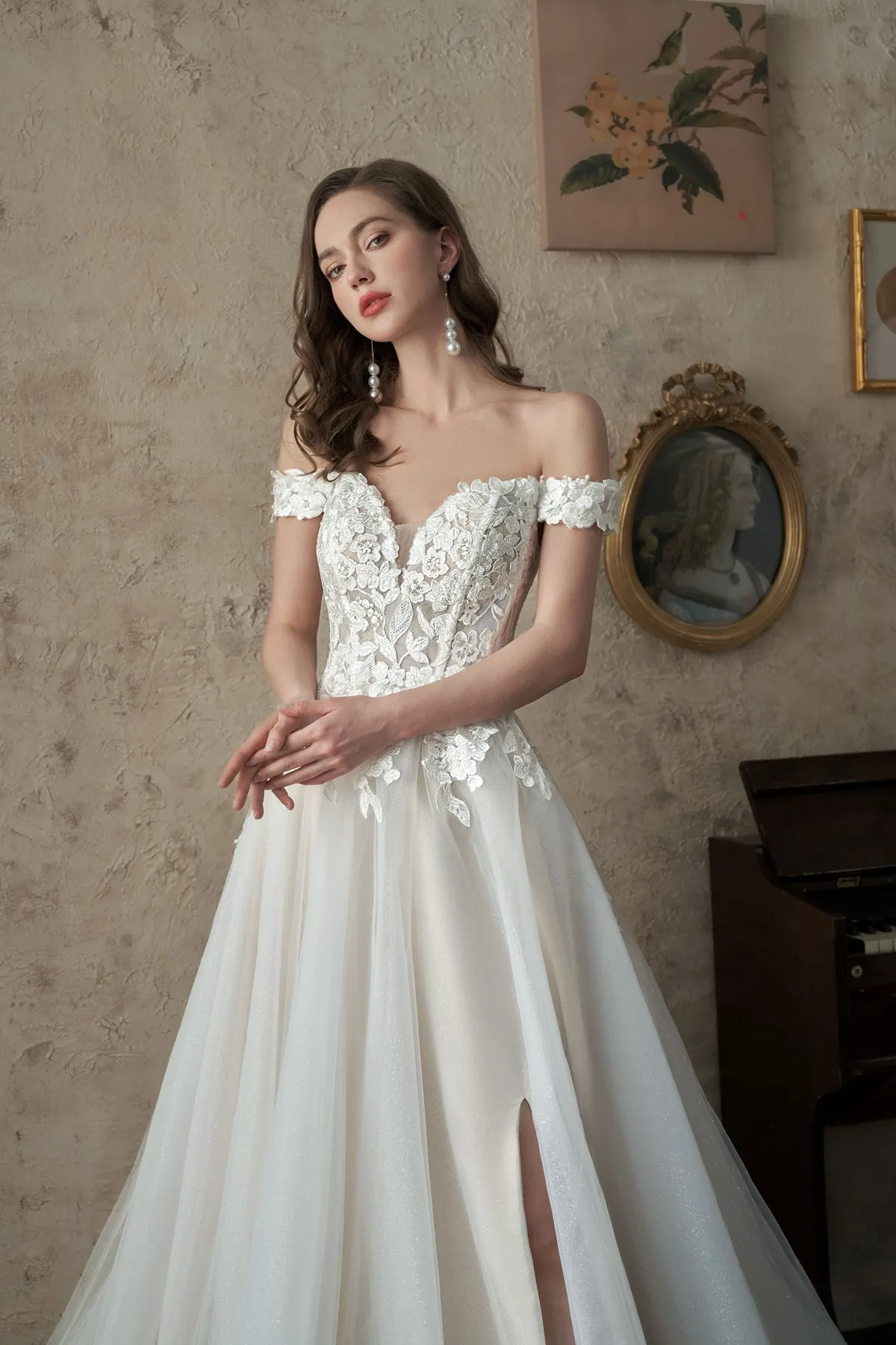 Dannie off shoulder Ivory/Champagne wedding gown s6-8 Express NZ wide