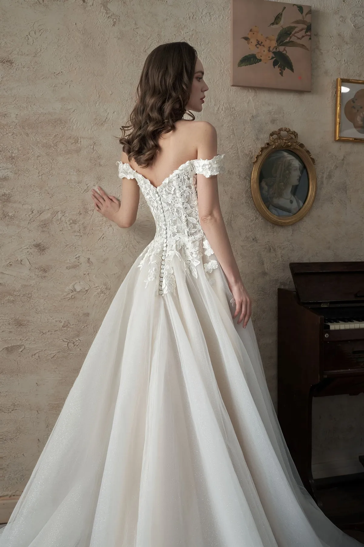 Dannie off shoulder Ivory/Champagne wedding gown s6-8 Express NZ wide