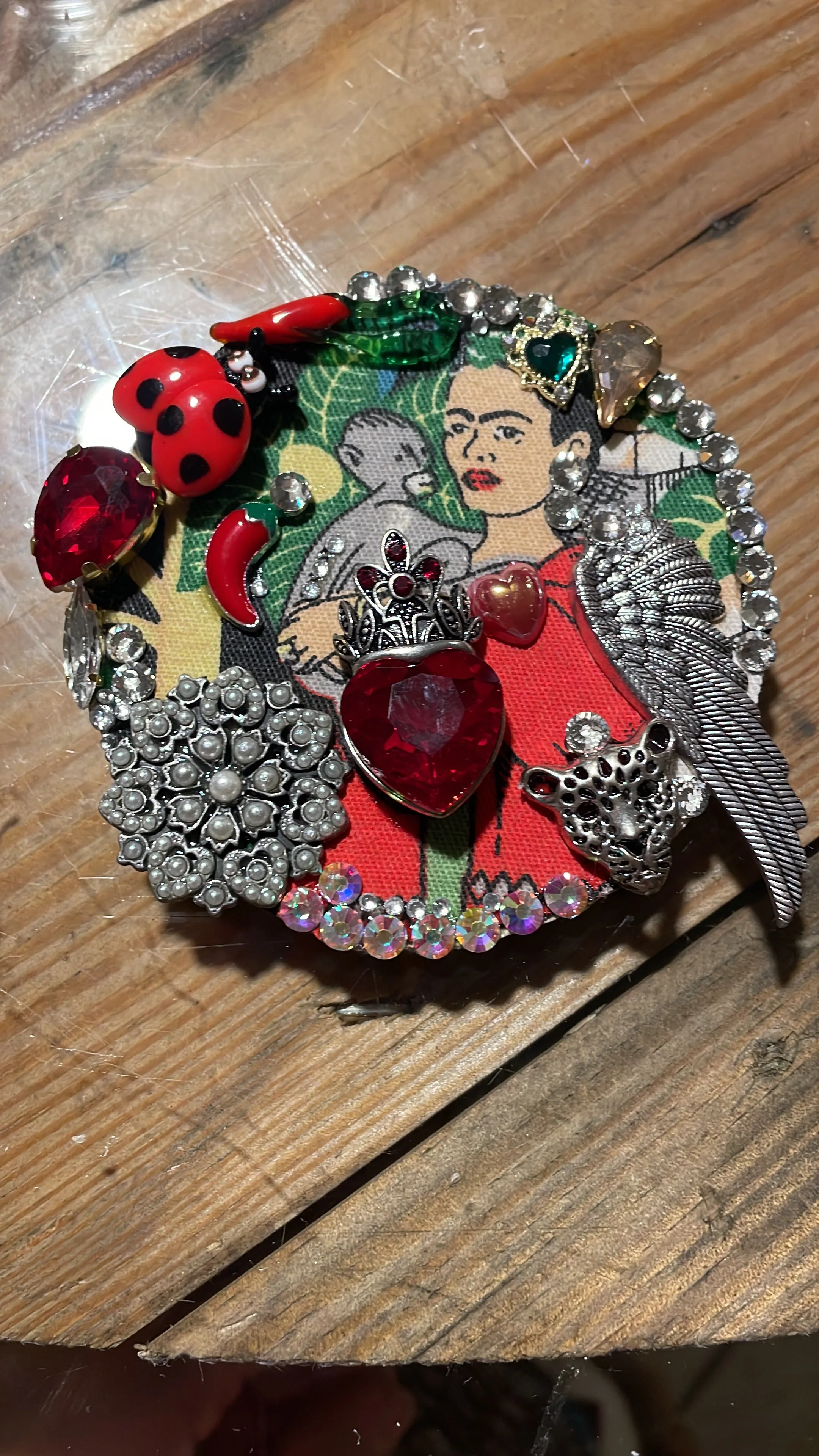 Frida round small Brooch