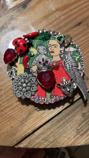 Frida round small Brooch