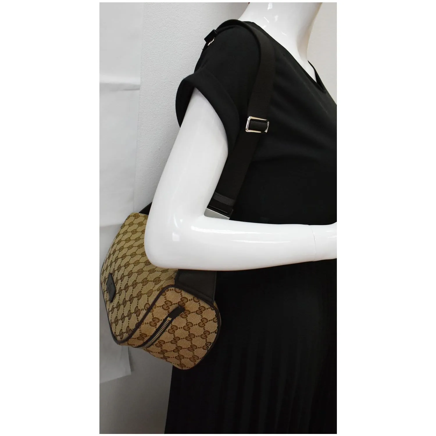 GUCCI Waist Pouch GG Canvas Belt Bag Beige 630915