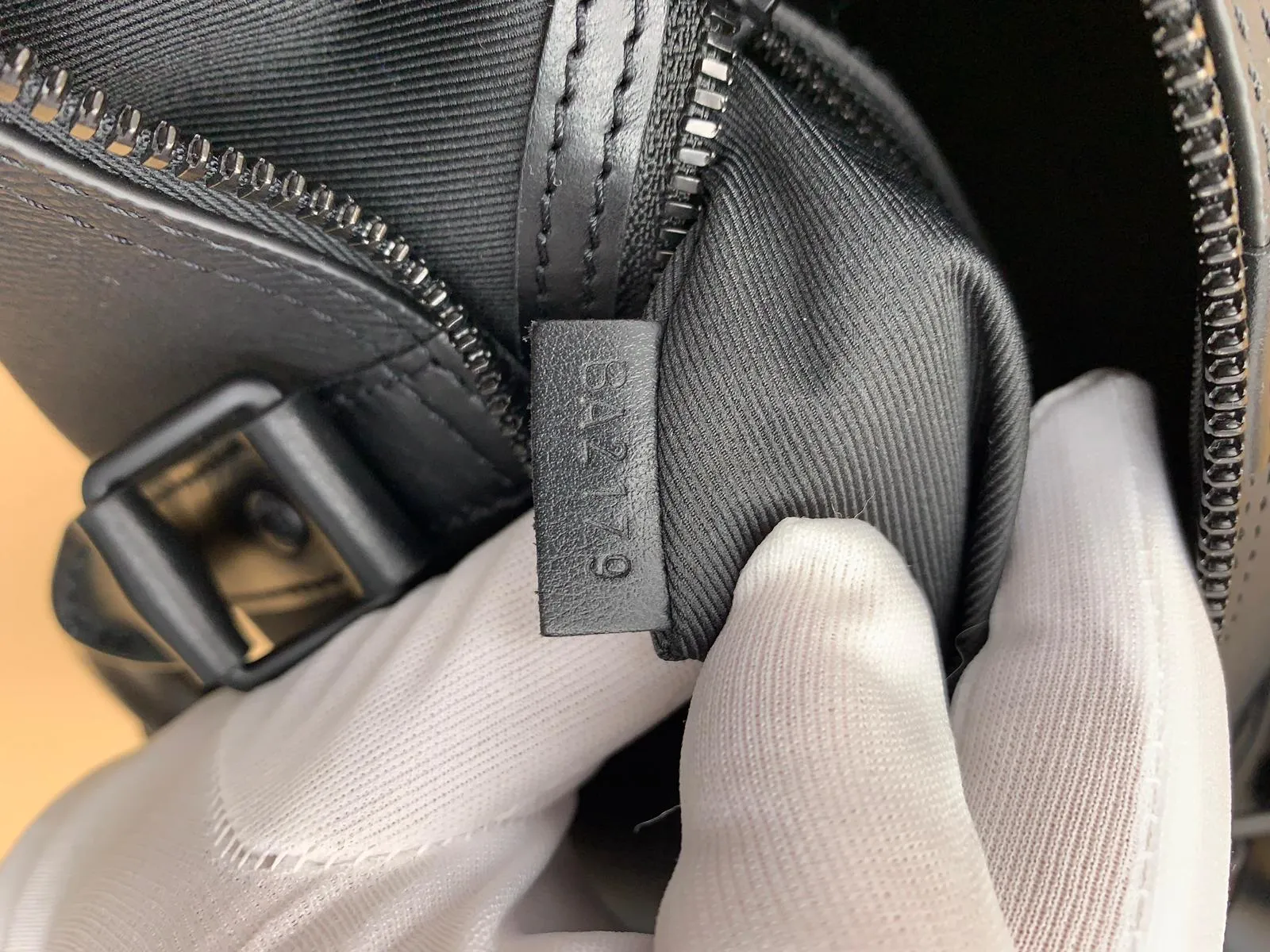 Louis Vuitton | Keepall Bandouliere 50 Black Taiga Rainbow Cross | M30345