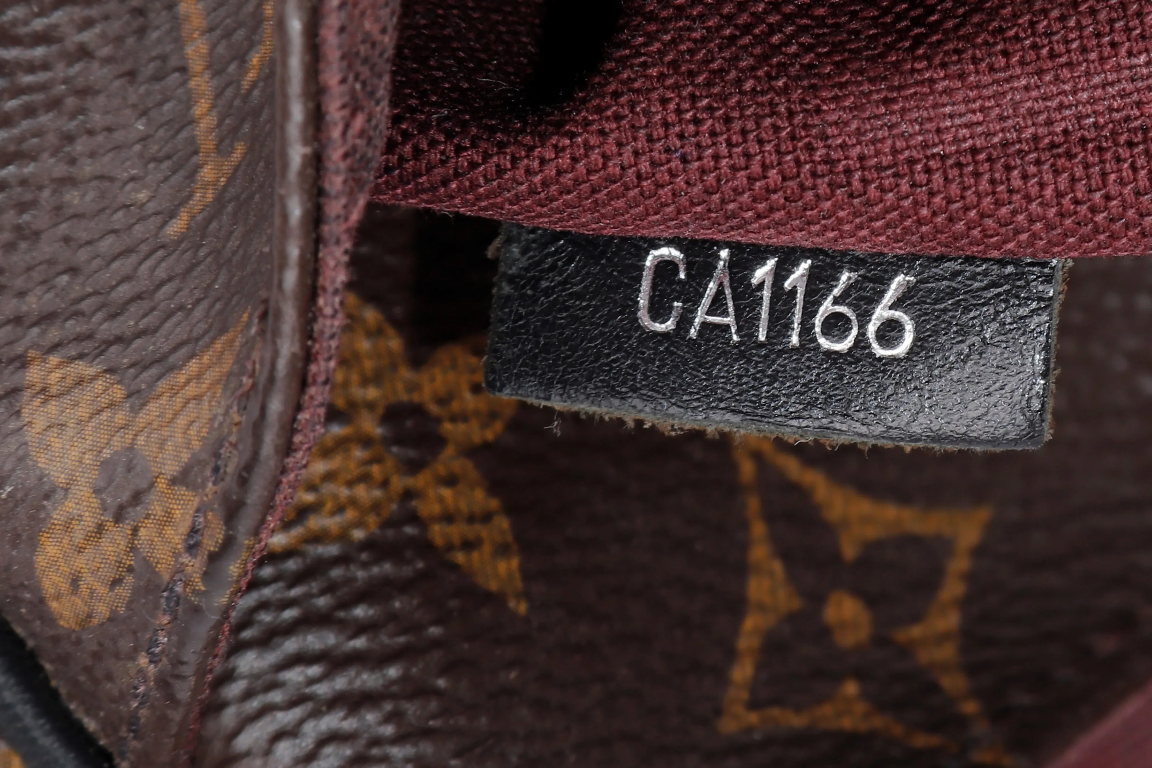 LOUIS VUITTON (M40935) DISTRICT PM MONOGRAM CANVAS MESSENGER BAG (CA1166), NO DUST COVER