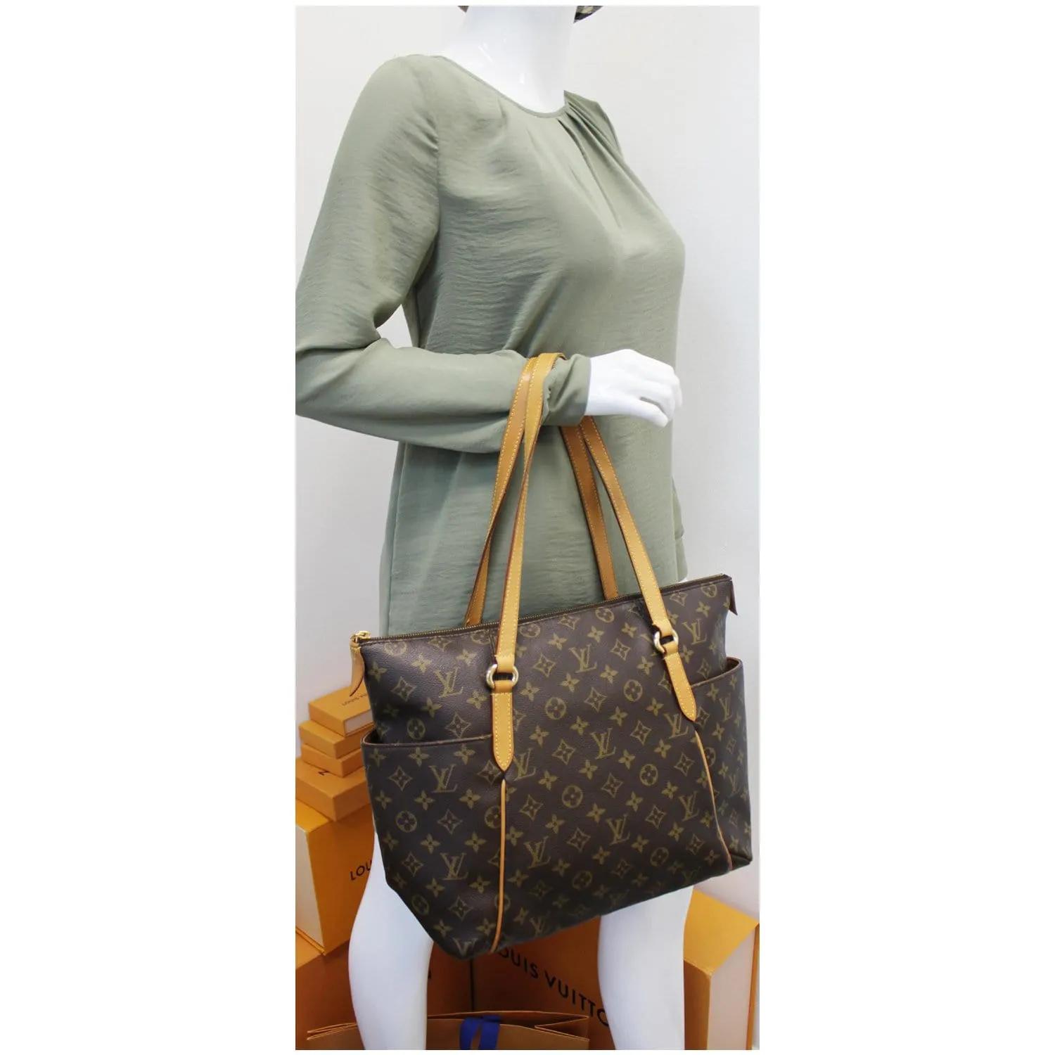 LOUIS VUITTON Totally MM Monogram Canvas Shoulder Bag Brown