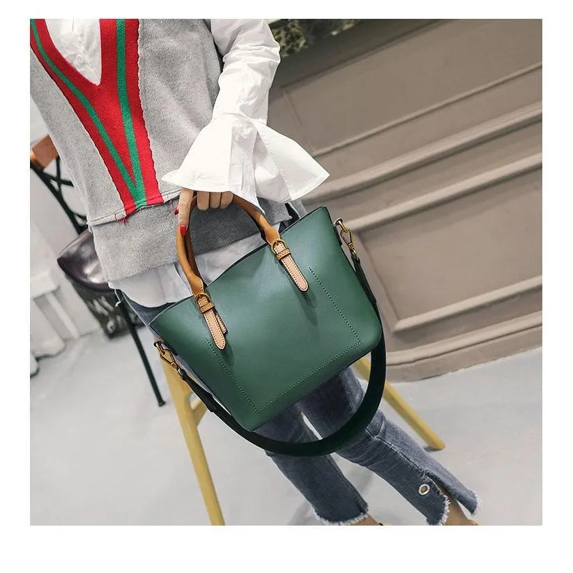 <bold>Messenger / Crossbody Bag  <br>Vegan-Leather