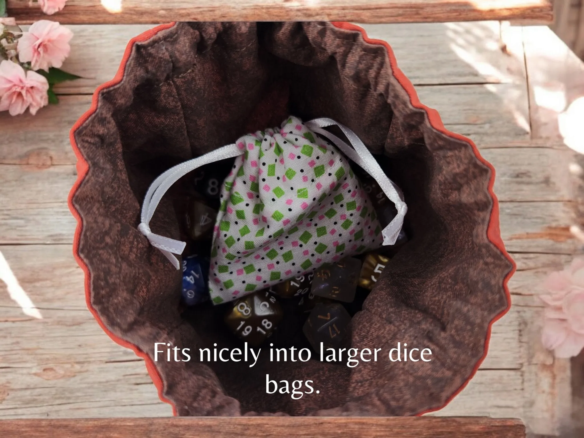Mini drawstring bag with a set of mini dice, soft pink mini dice
