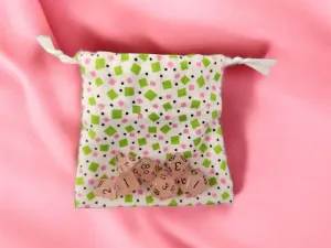 Mini drawstring bag with a set of mini dice, soft pink mini dice