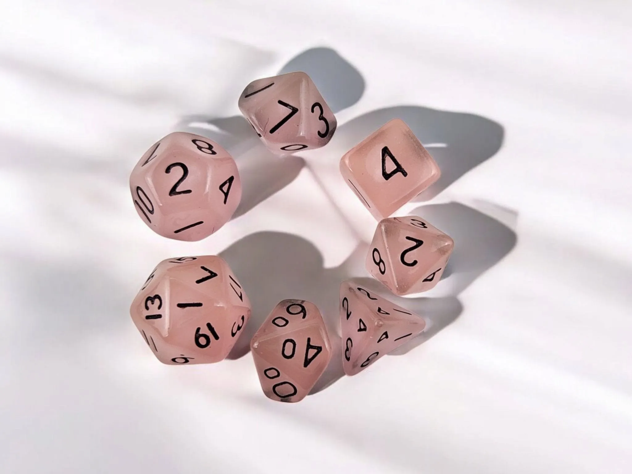 Mini drawstring bag with a set of mini dice, soft pink mini dice
