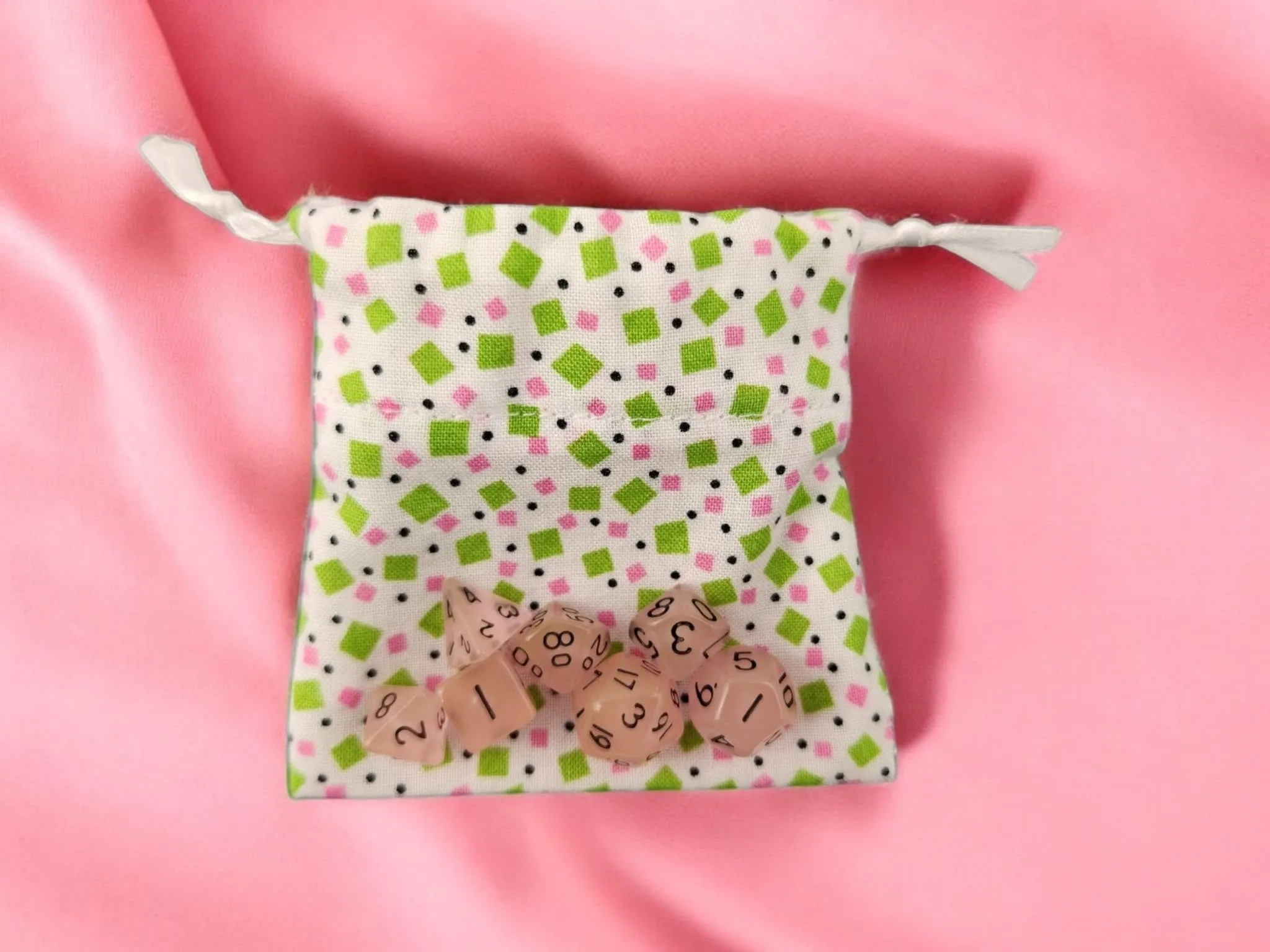 Mini drawstring bag with a set of mini dice, soft pink mini dice