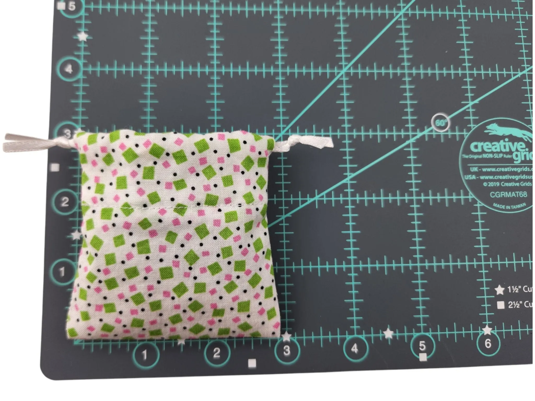 Mini drawstring bag with a set of mini dice, soft pink mini dice
