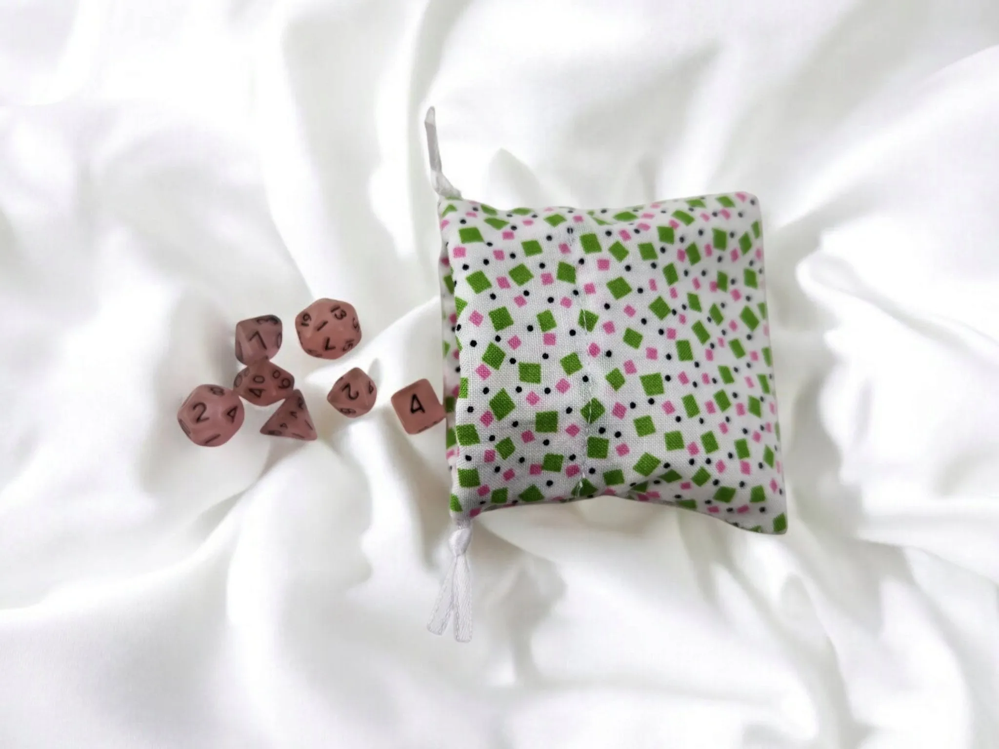 Mini drawstring bag with a set of mini dice, soft pink mini dice