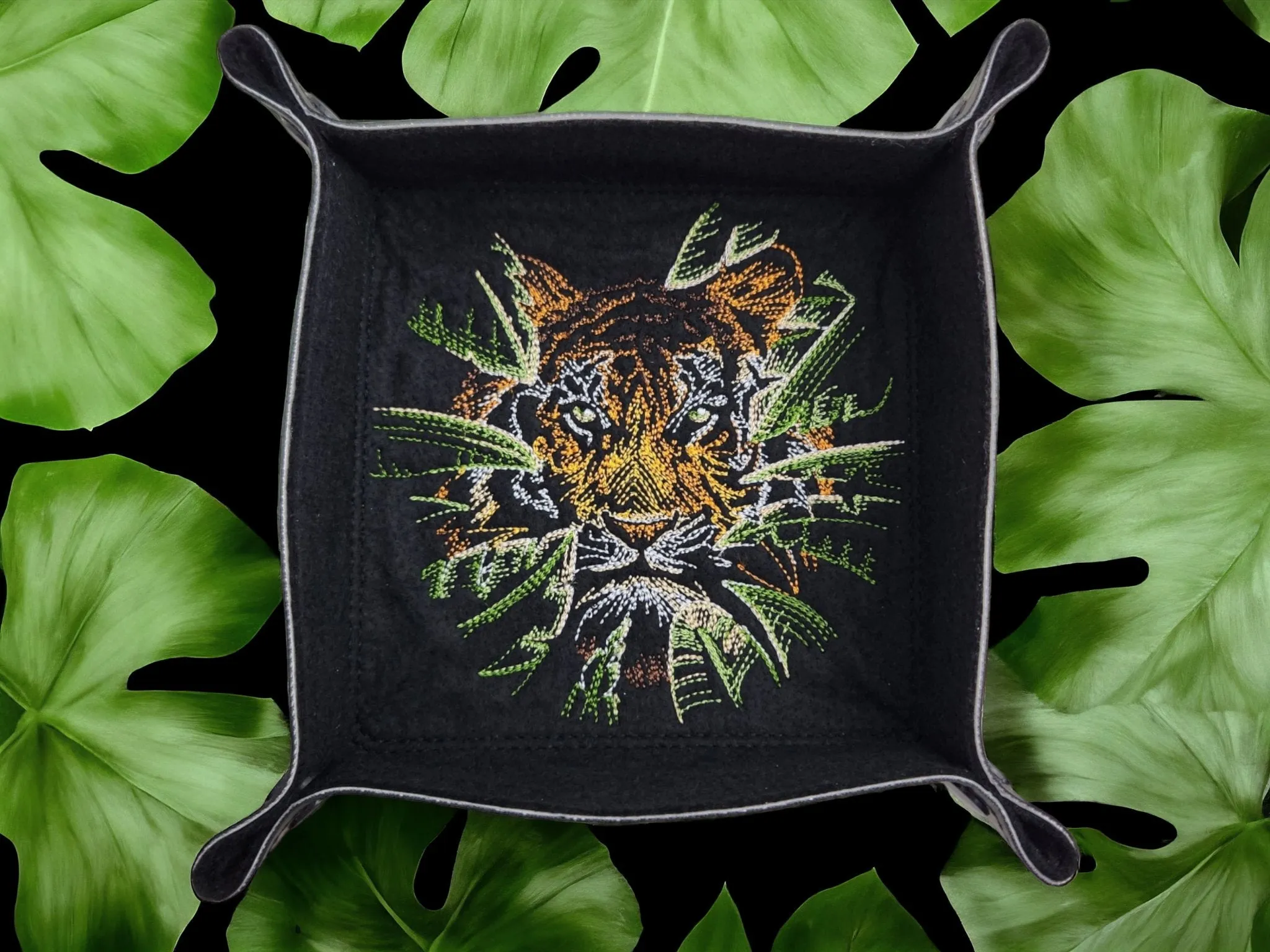 Tiger dice tray
