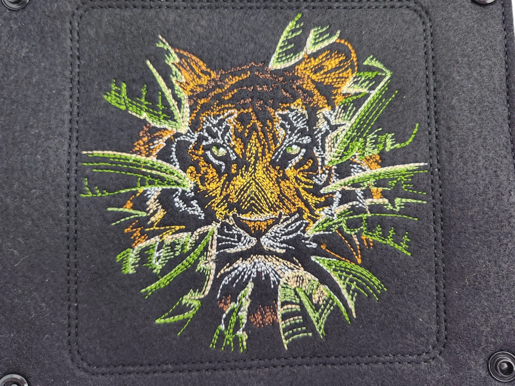 Tiger dice tray