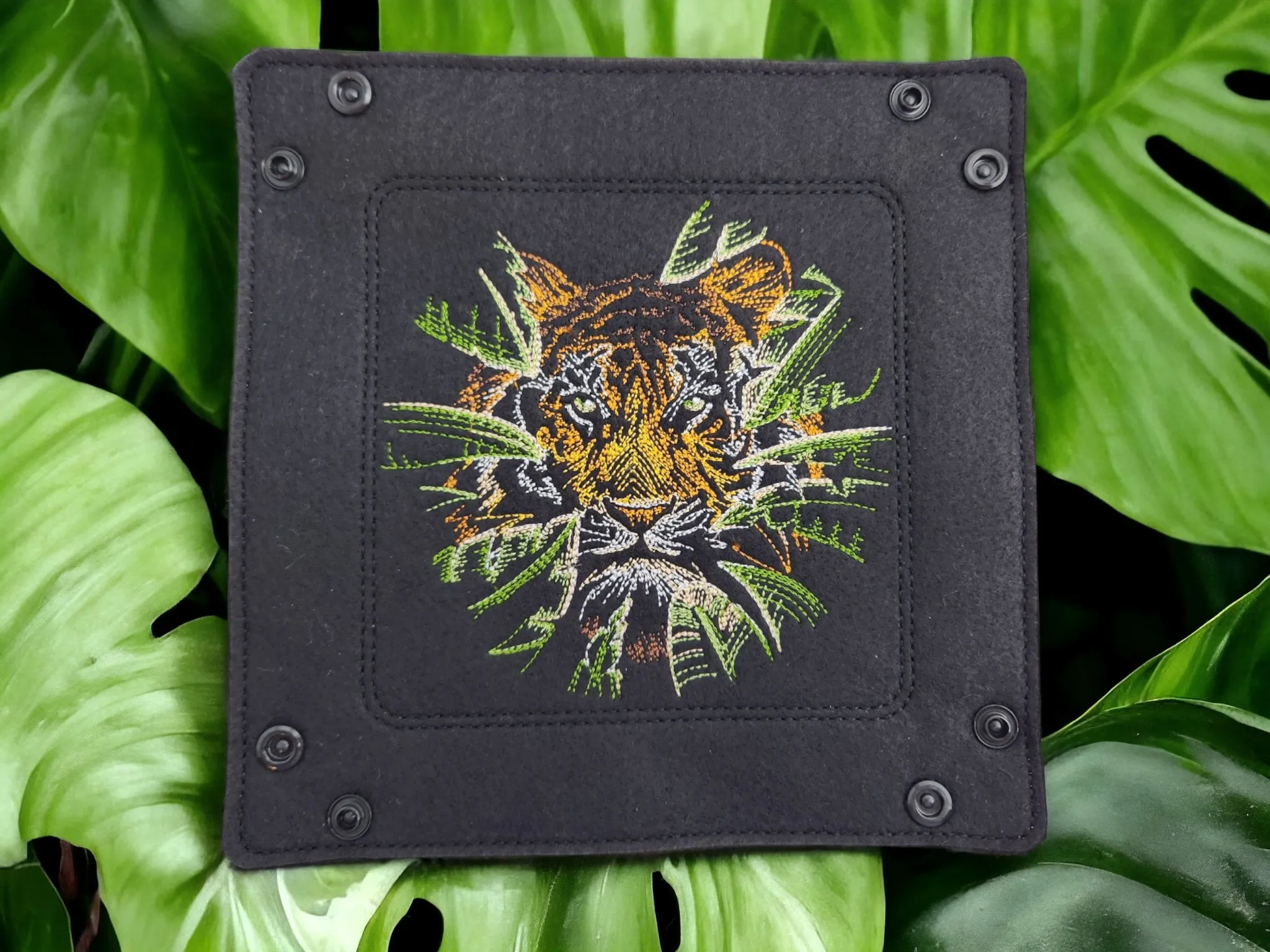 Tiger dice tray