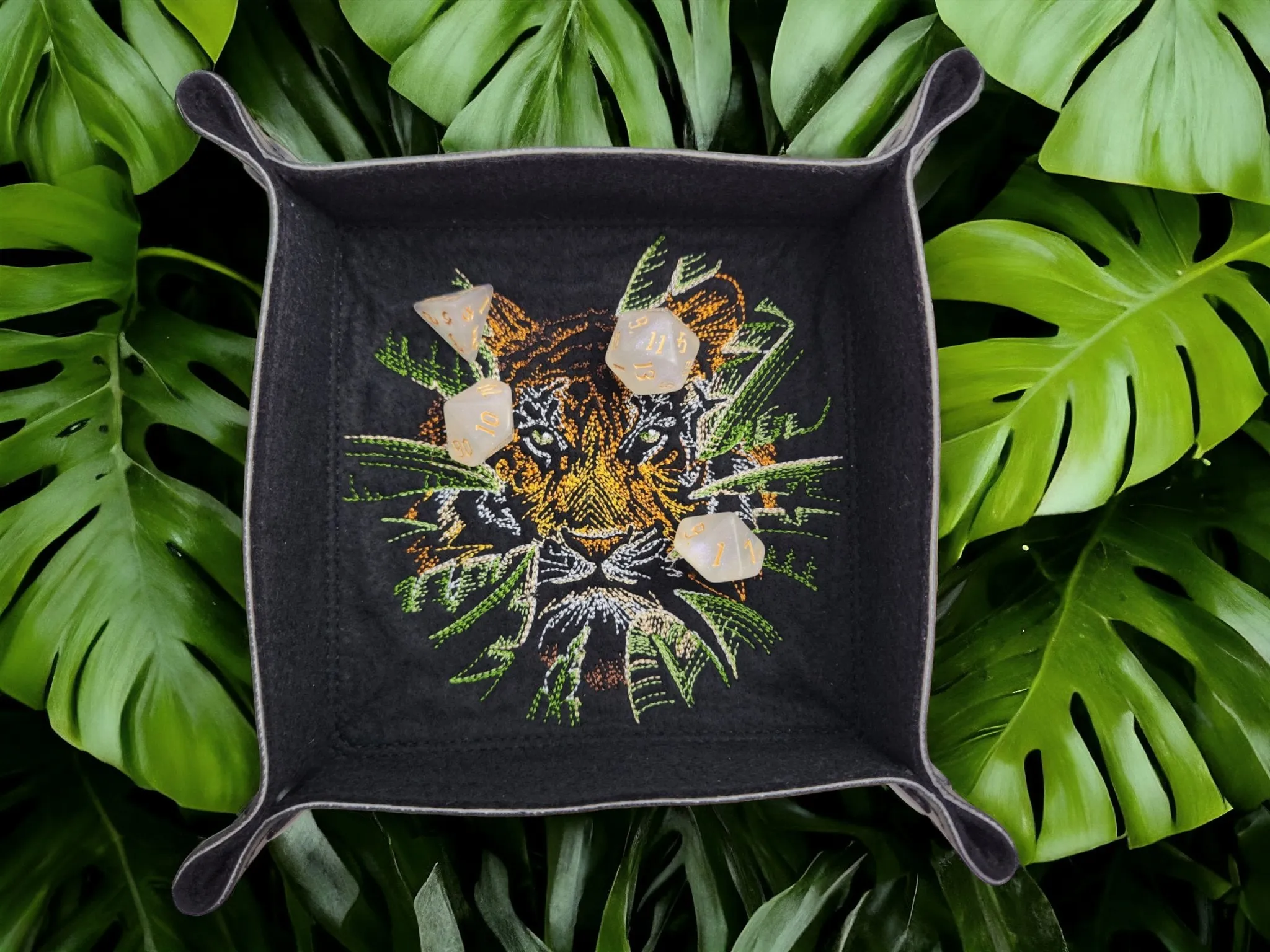 Tiger dice tray