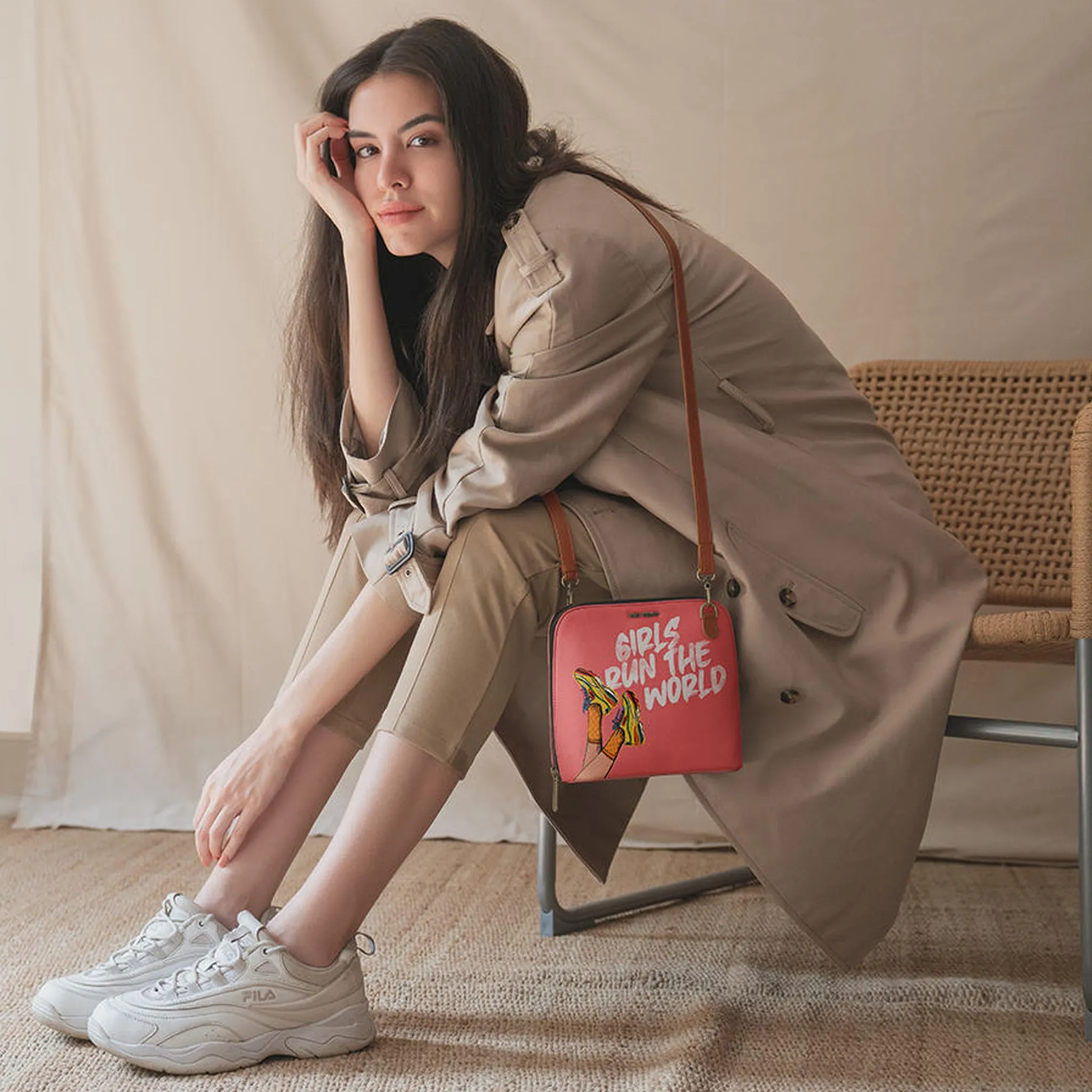 Trapeze Crossbody Bag - Girls Run The World, Pink