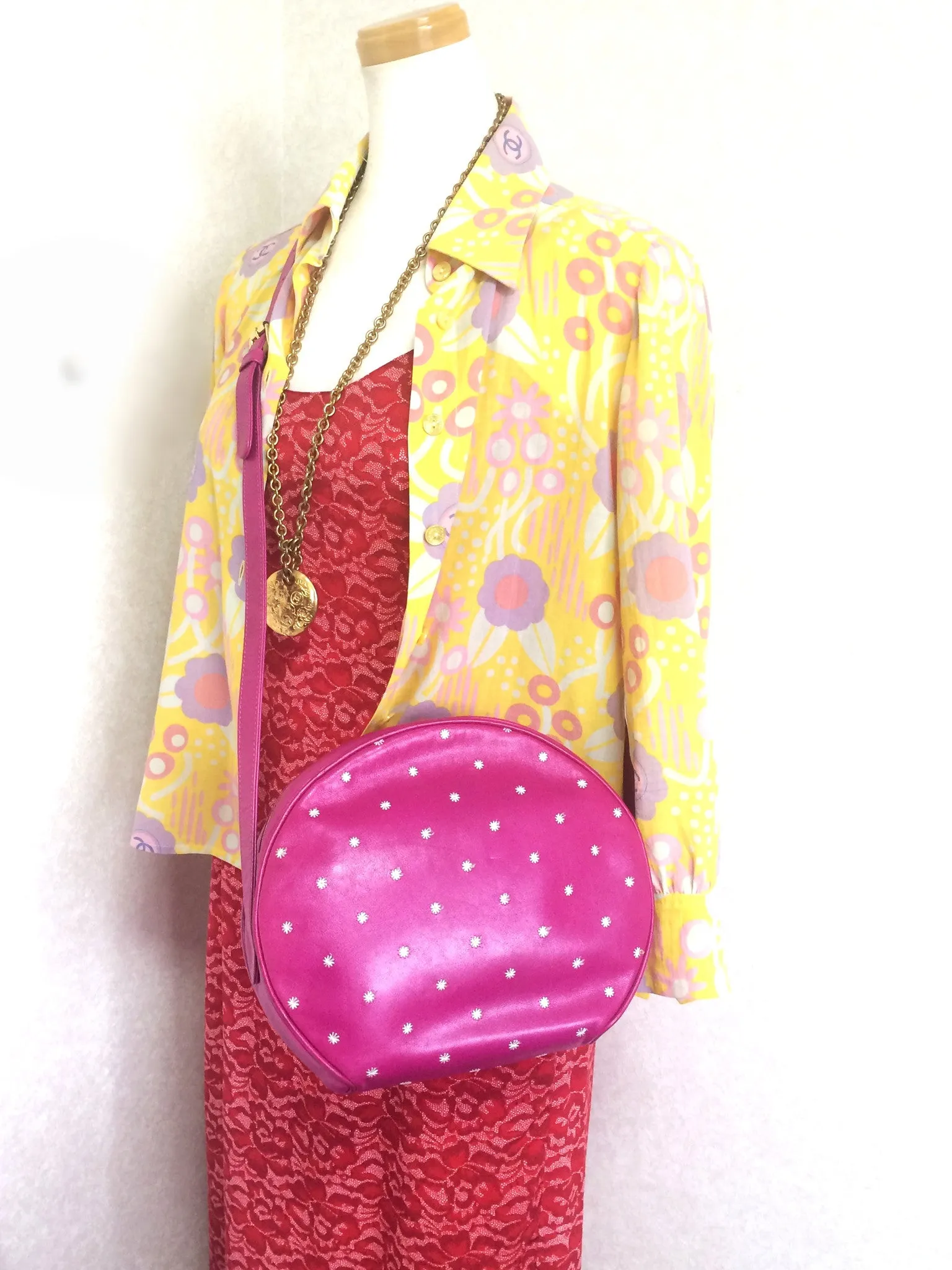 Vintage Valentino Garavani pink leather round shape shoulder purse with white small flower embroideries all over. So chic and cute.