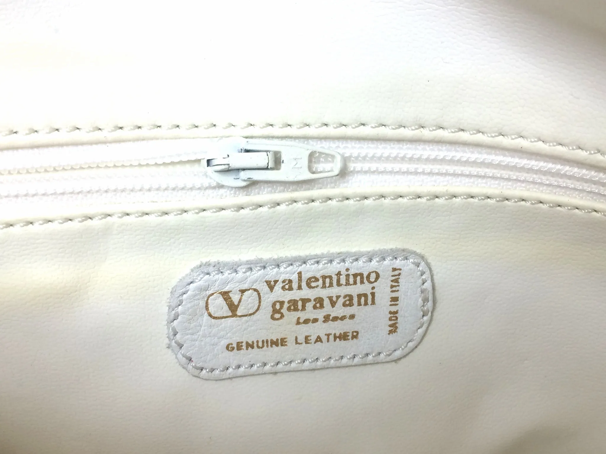 Vintage Valentino Garavani pink leather round shape shoulder purse with white small flower embroideries all over. So chic and cute.