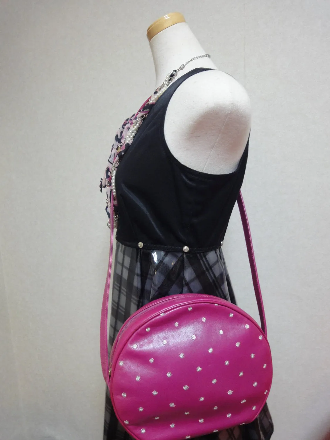 Vintage Valentino Garavani pink leather round shape shoulder purse with white small flower embroideries all over. So chic and cute.
